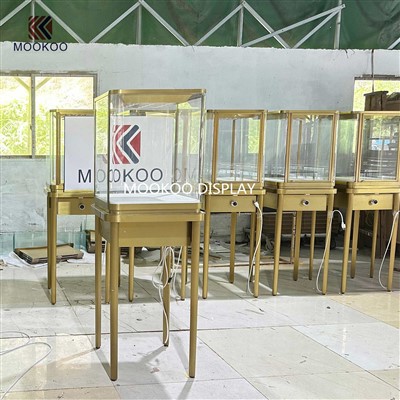 Yaldızlı Kaide Modüler: Şekillendirilmiş Altın Standlarla Mücevherleri Ön plana Çıkarın